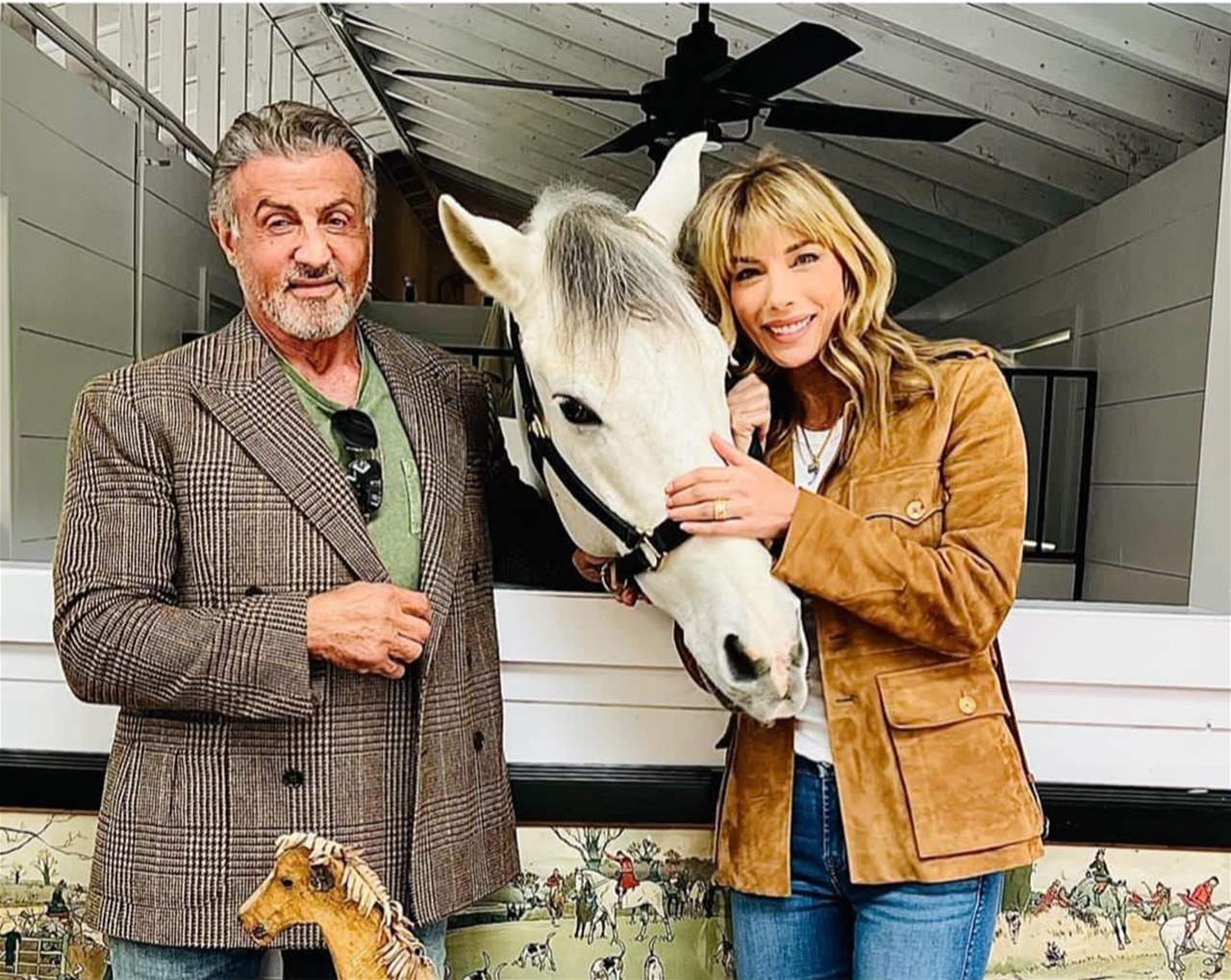 زوجة سيلفستر ستالون تنفصل عنه بعد 25 عاما وهو يستبدل صورتها على ذراعه بـ"كلب"