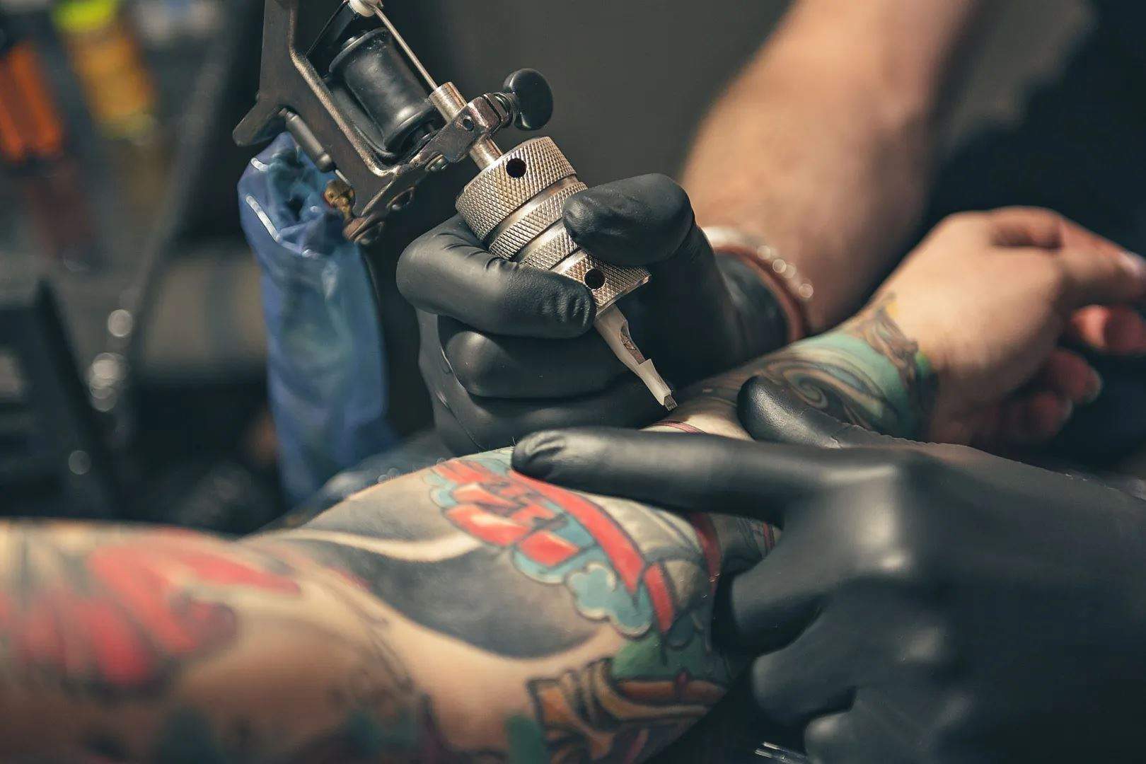 تحذير طبي من مخاطر الوشم .. قد يتسبب بالسرطان !