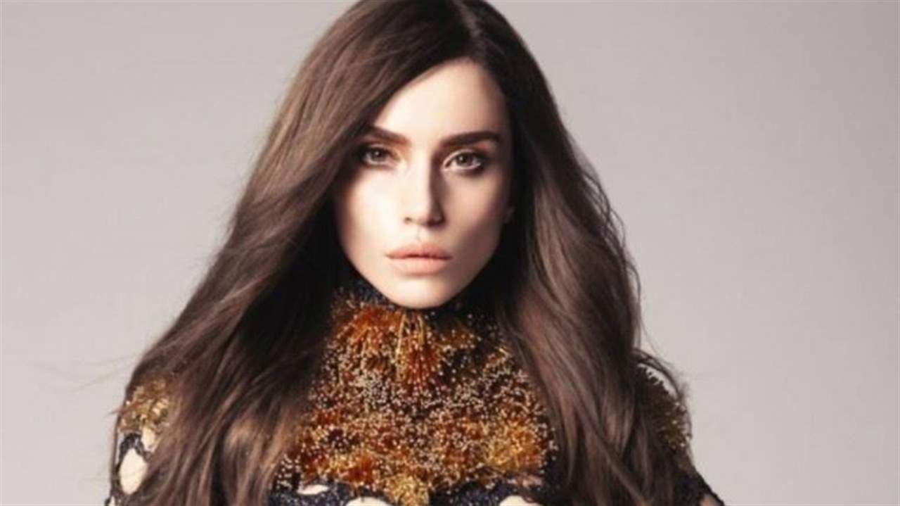 القاء القبض على مغنية تركية بسبب نكتة 