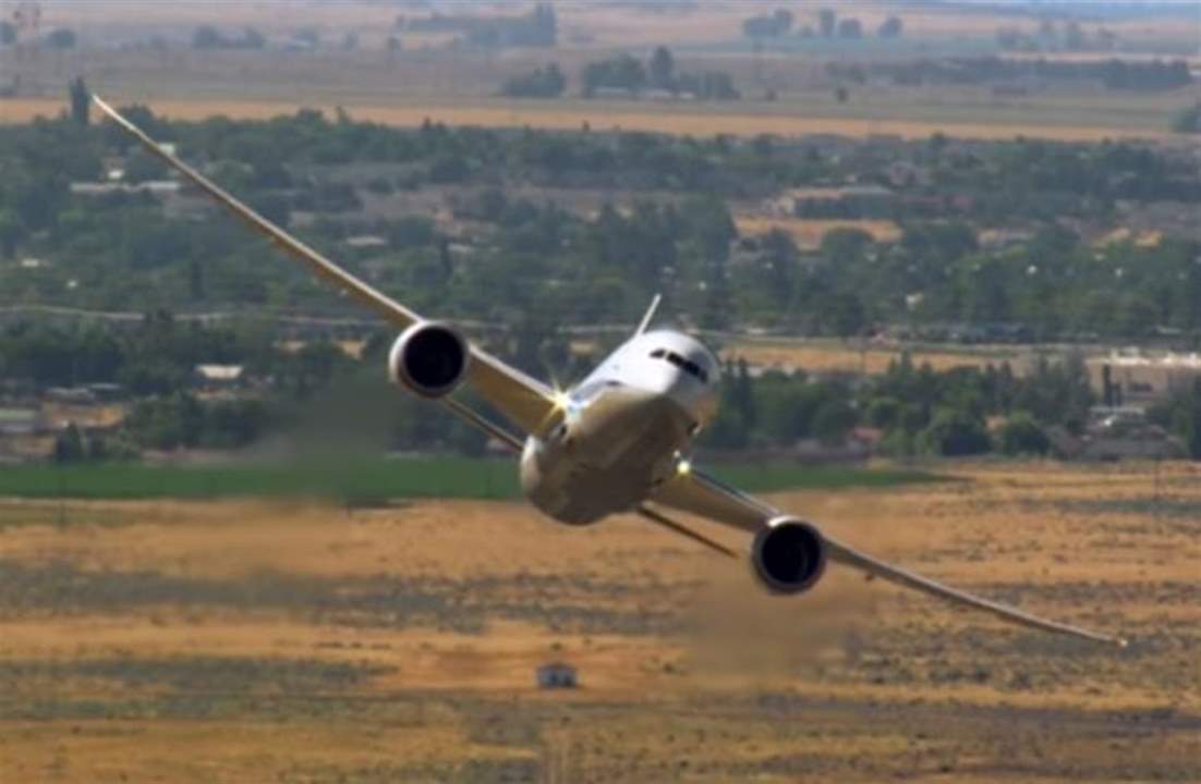 لحظات تحبس الأنفاس في الجو.. ما حدث للطيار أربك الجميع