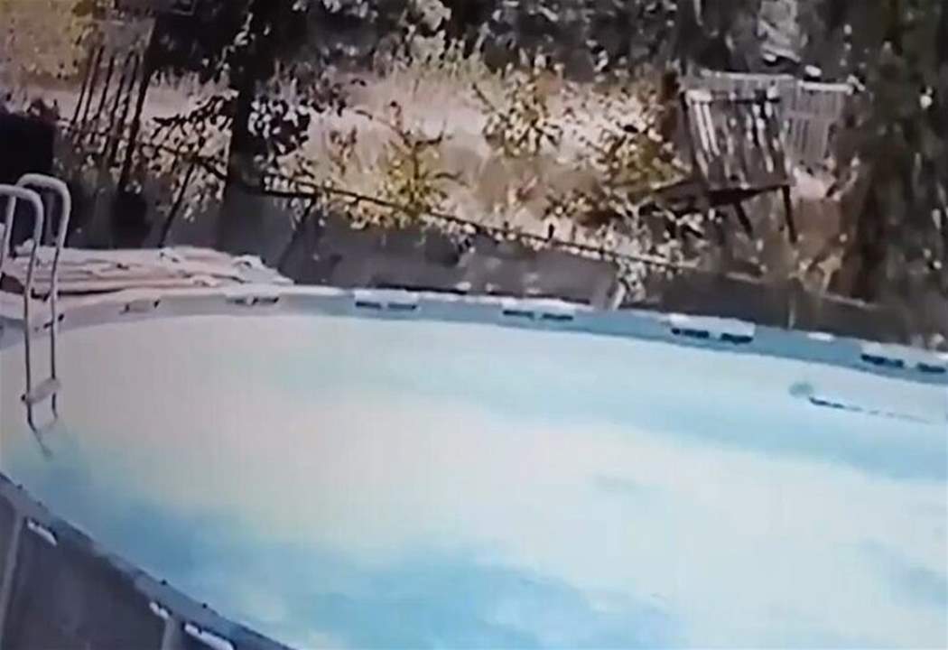 بالفيديو.. طفل ينقذ والدته بشجاعة لافتة