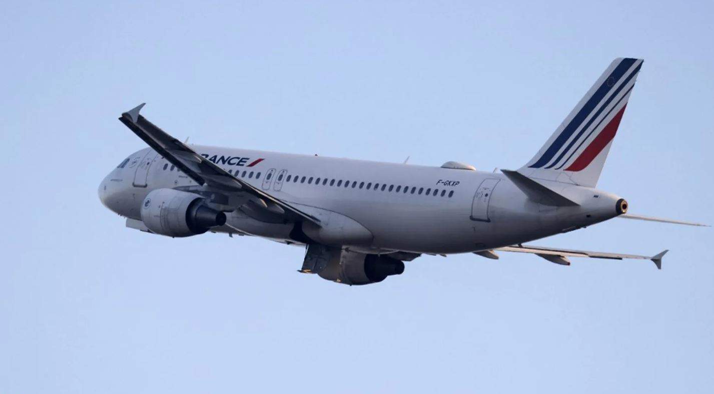 شجار في السماء.. طياران يتعاركان بالأيدي!!.. كيف انتهى الأمر؟