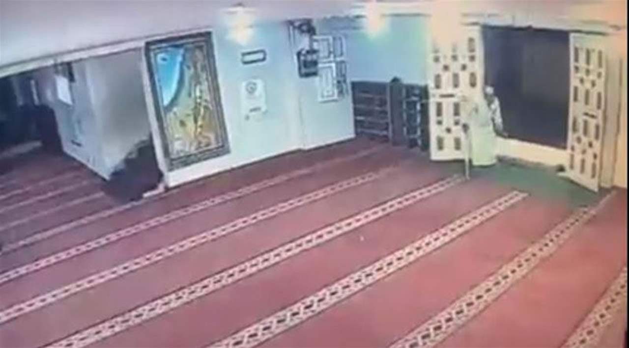 بالفيديو ـ وفاة فلسطيني في غزة أثناء دخوله المسجد لصلاة الفجر 