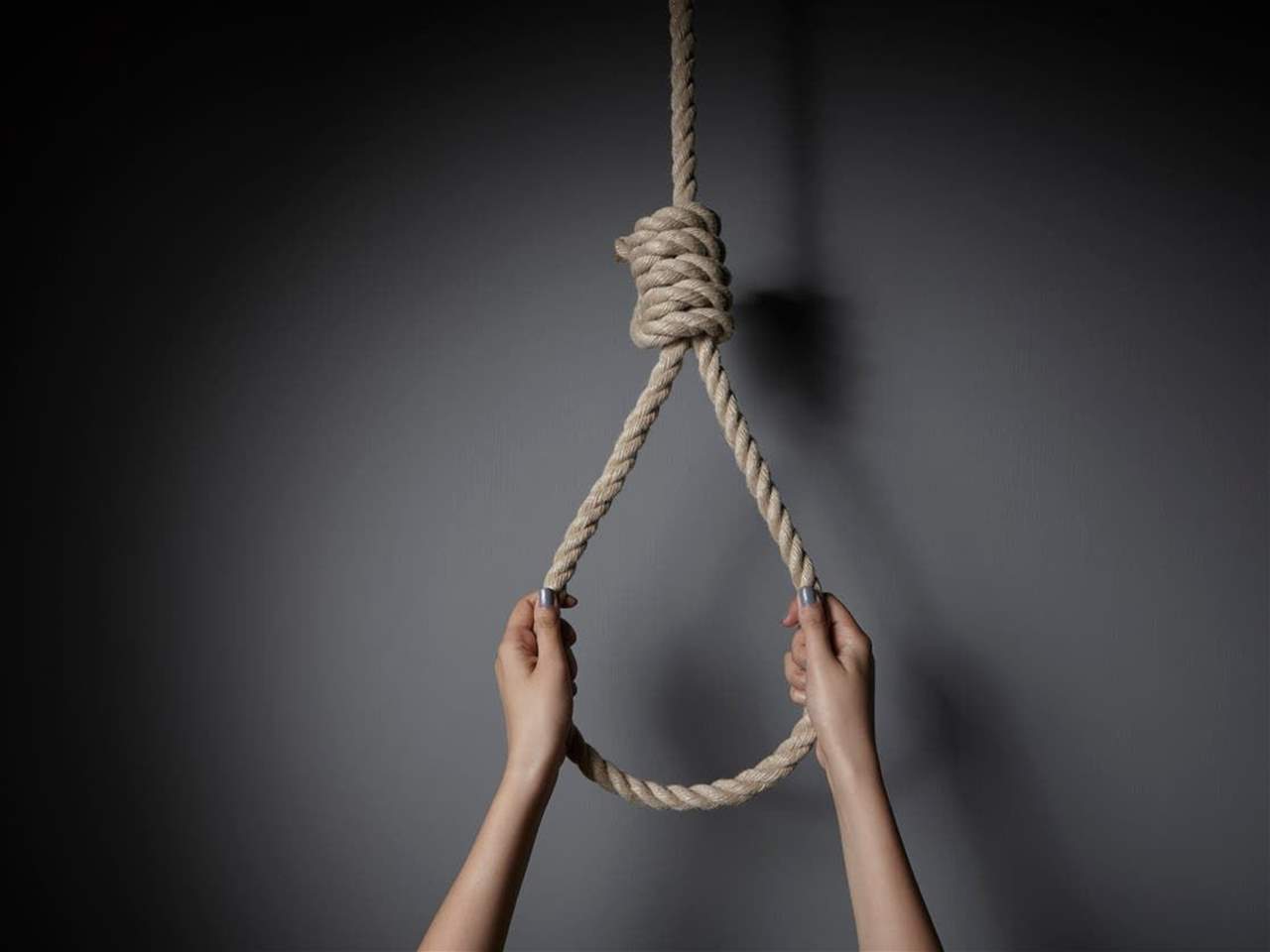 في مصر .. طفلة تشنق نفسها بعد وفاة والديها !