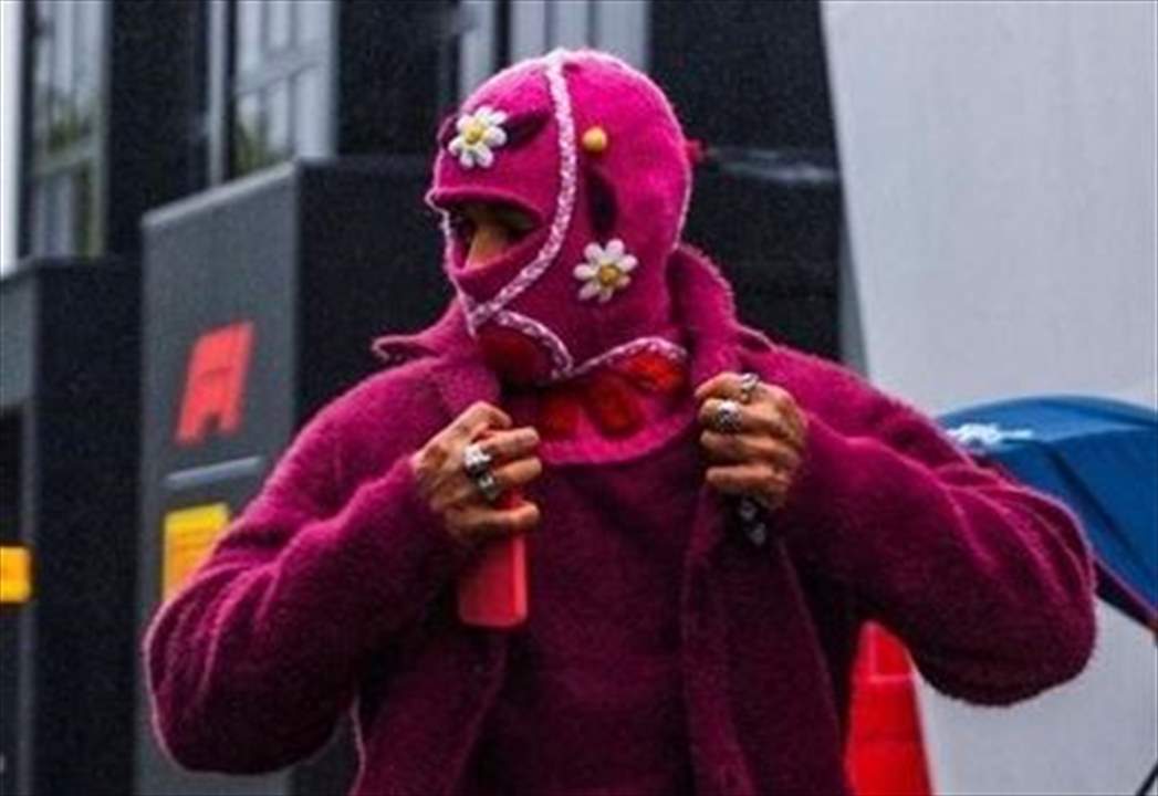 شاهدوا هاميلتون يرتدي ملابس جدّته على كوب شاي