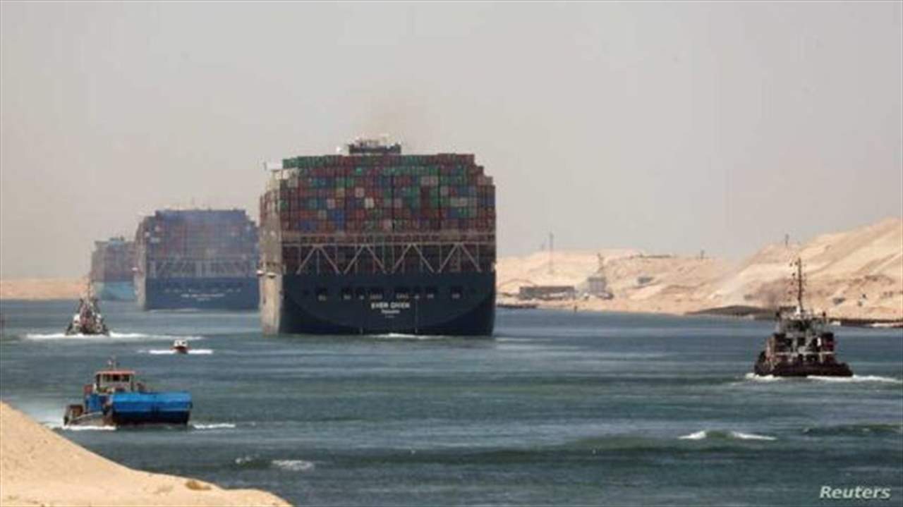 بعد جنوحها وتعطيل حركة الملاحة لساعات.. تعويم سفينة في قناة السويس