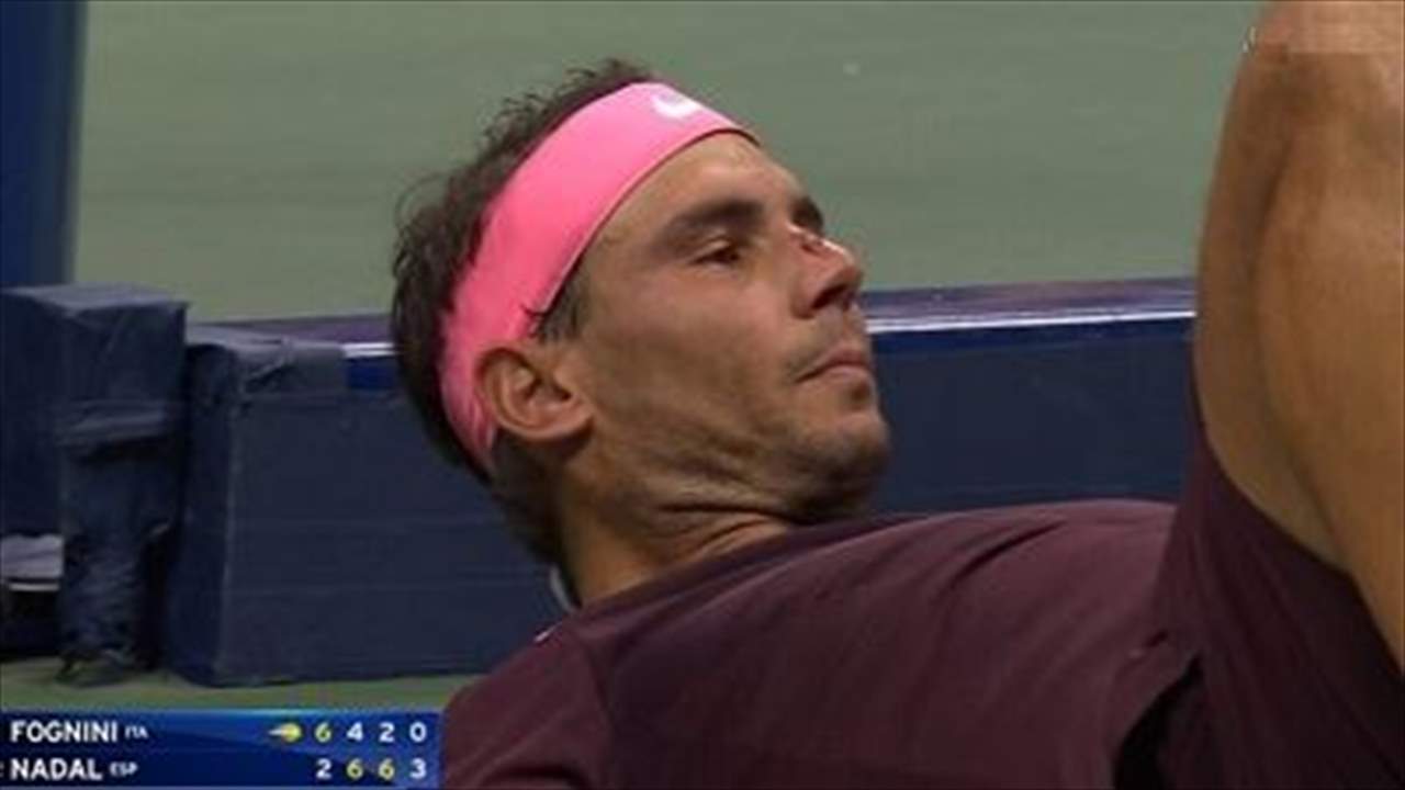 بالفيديو - مضرب نادال يضربه على أنفه !!