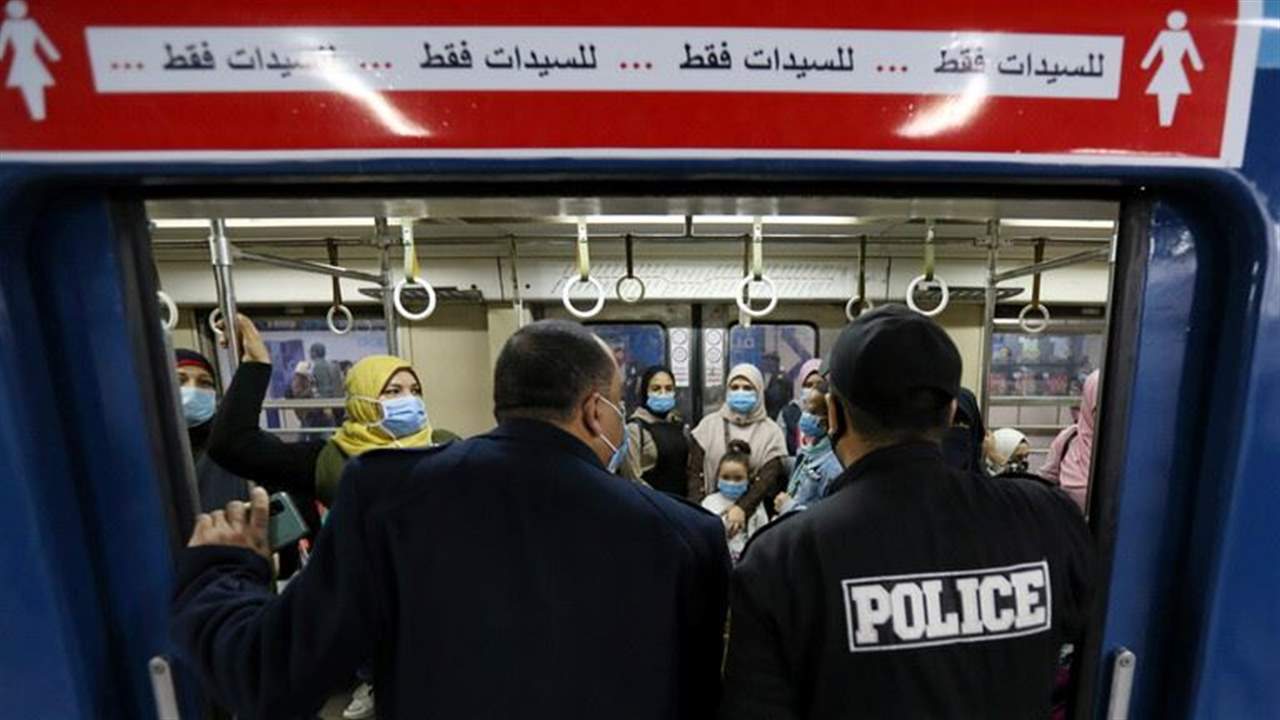"كنت بأدِّب بنتي زي أي أب".. القصة الكاملة لصورة ريهام تستغيث التي أثارت الجدل في مصر