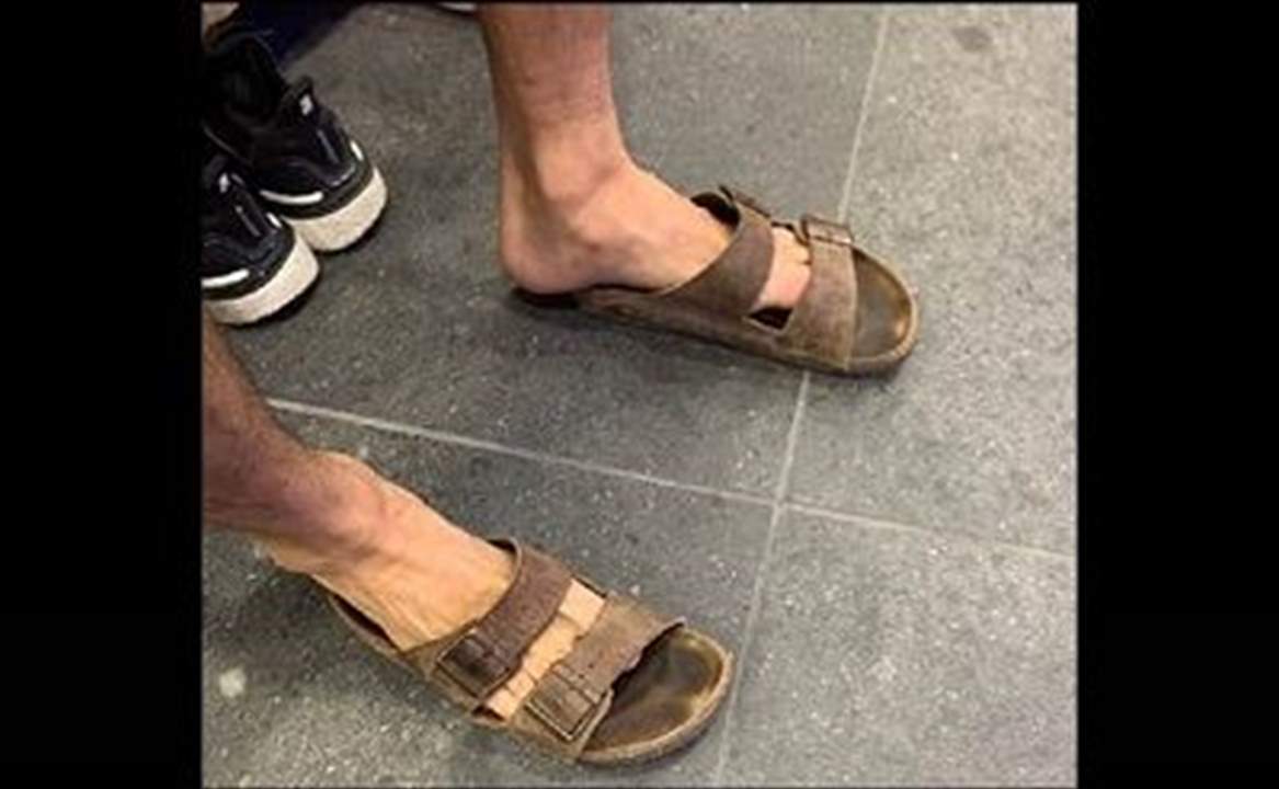 حارس السيتي يسخر من زميله .. والسبب حذاء !!