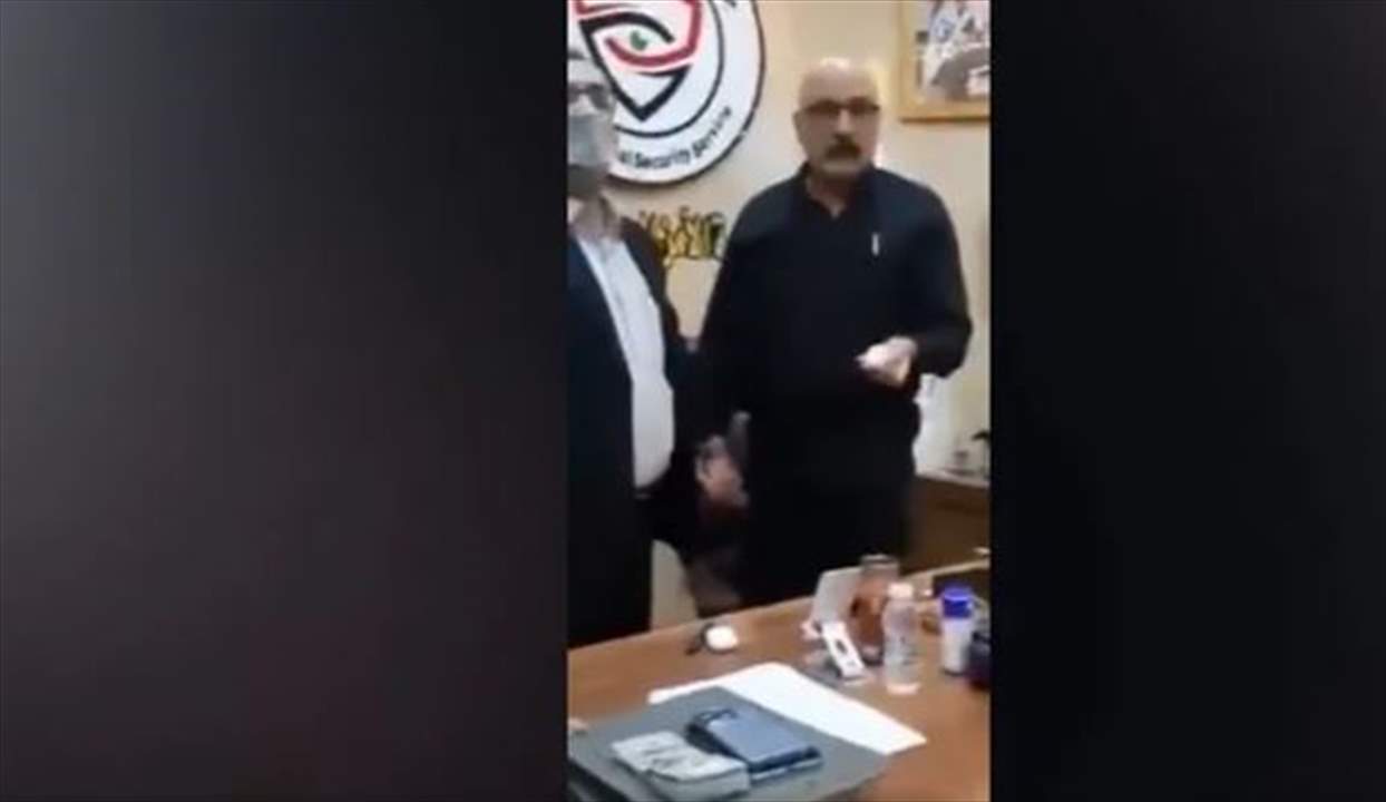 بالفيديو - لحظة القاء القبض على مدير الأمن الوطني في العمارة (العراق) متلبسا بالجرم المشهود