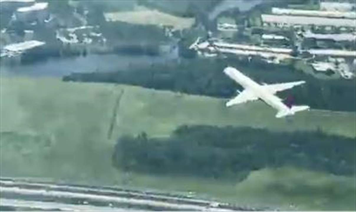 بالفيديو - لحظة اصطدام وشيكة بين طائرتين بالهواء وطيّار ينفذ مناورة أنقذت أرواح الركاب