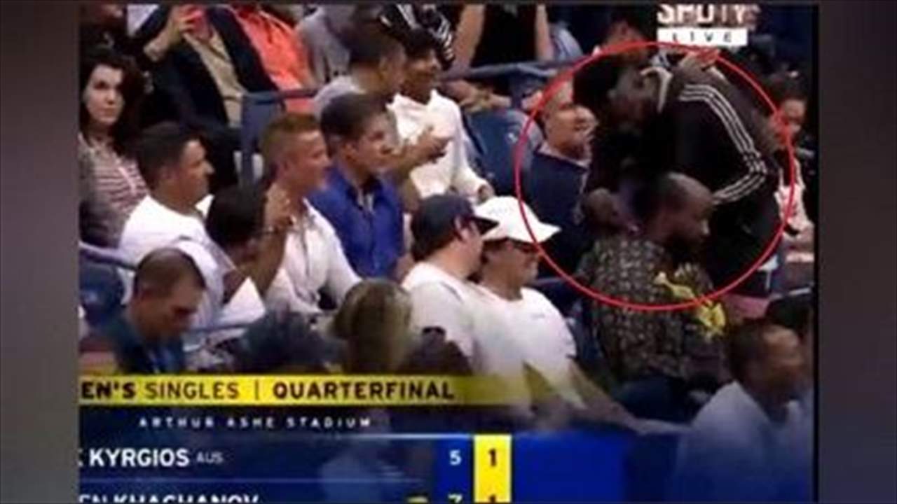 فيديو - حوّلا المُدرّج الى صالون حلاقة فطُردا !!