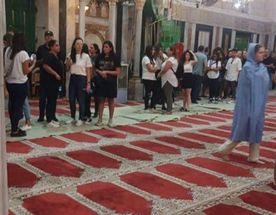 بالصور -  مستوطنون بحماية جيش الاحـتلال يقتحمون المسجد الإبراهيمي في الخليل