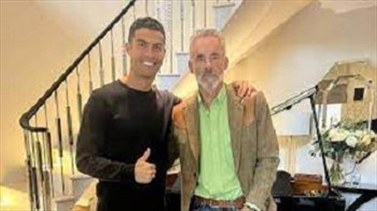 رونالدو يثير قلق محبّيه بصورة مع طبيب نفسيّ مثير للجدل