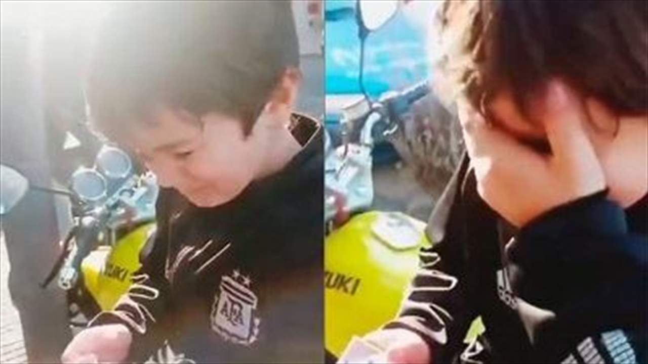 بالفيديو - مُلصق ميسي لكأس العالم يتسبب ببكاء وقبلة من طفل 