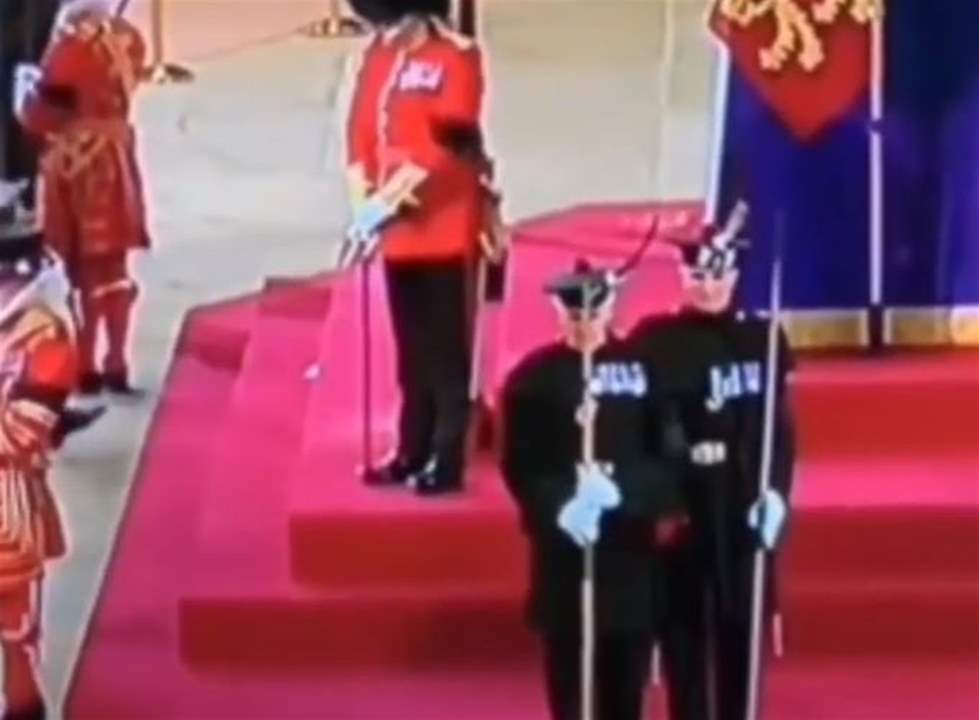بالفيديو - سقط مغشيا عليه أمام تابوت الملكة