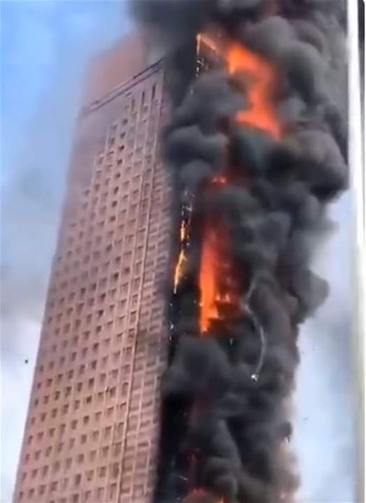 بالفيديو - حريق كبير في ناطحة سحاب وسط الصين