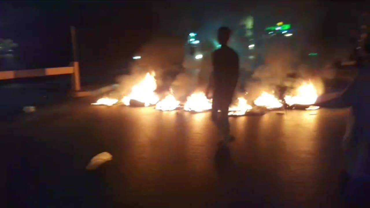 مراسل "الجديد": محتجون في طرابلس يقطعون الطريق أمام دارة الرئيس نجيب ميقاتي بالإطارات المشتعلة احتجاجا على تردي الأوضاع المعيشية