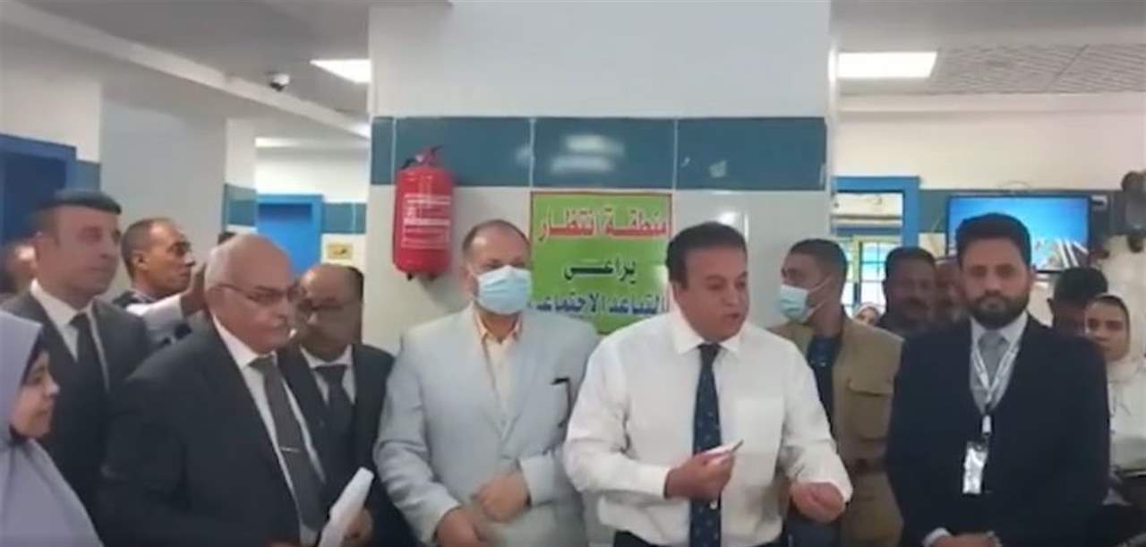 بالفيديو- وزير الصحة المصري ينفعل ويوبخ سيدة لكثرة الإنجاب.. "هتصرفي عليهم إزاي"!