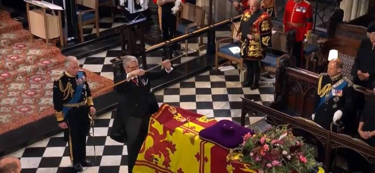   بالفيديو ـ ما سر كسر "عصا" فوق نعش الملكة الراحلة إليزابيث؟ 