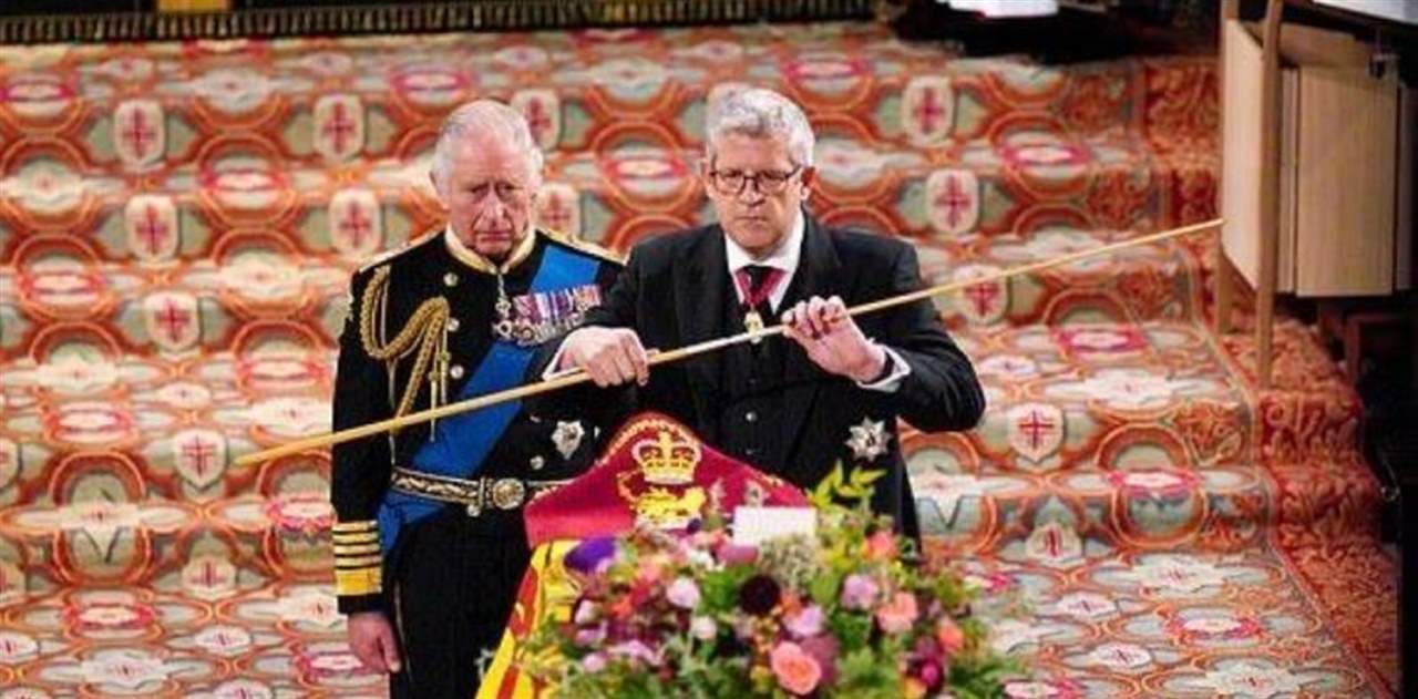 إليكم سر العصا التي كُسرت فوق نعش الملكة إليزابيث ودُفنت معها