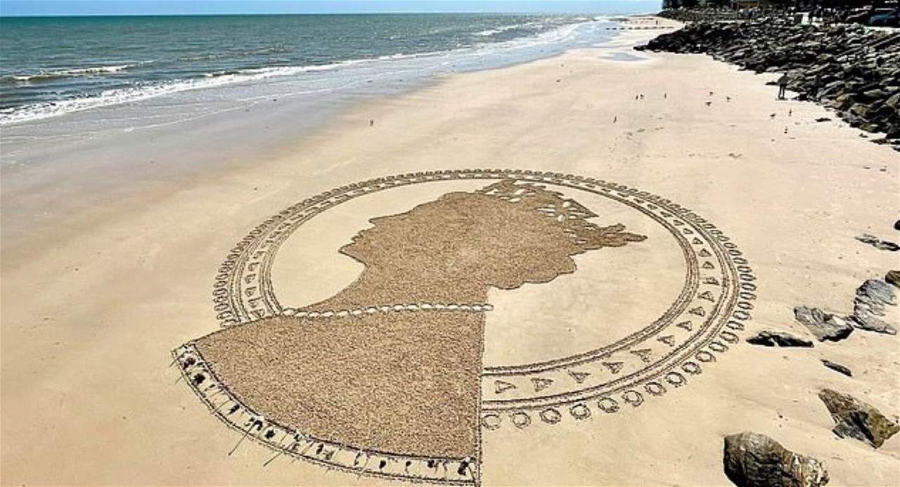 بالفيديو والصور ـ فنانة تكرّم الملكة إليزابيث برسم صورة عملاقة لها على رمال أحد الشواطئ في أستراليا