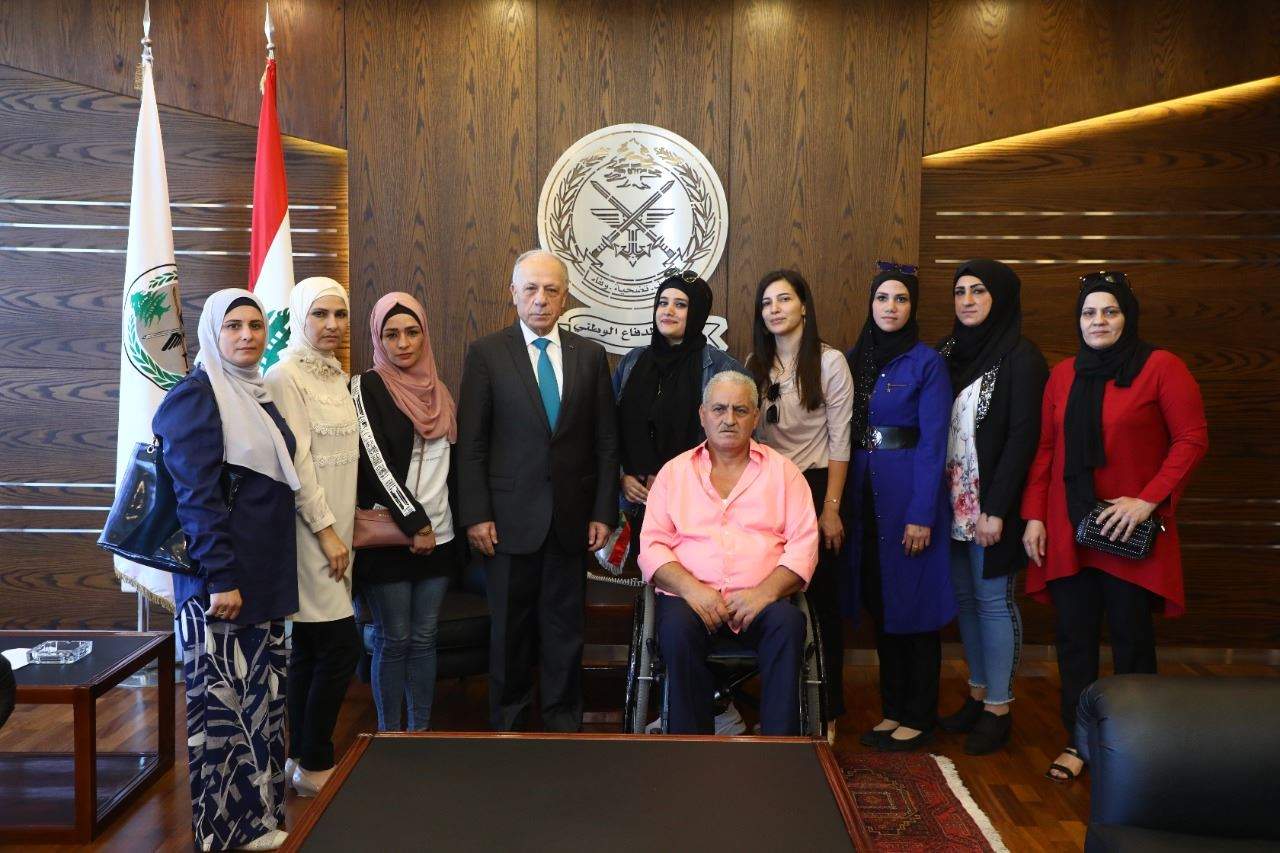 وزير الدفاع استمع الى مطالب وفد عوائل الشهداء: واجب الدولة ان تحفظ كرامة العسكريين وعائلاتهم