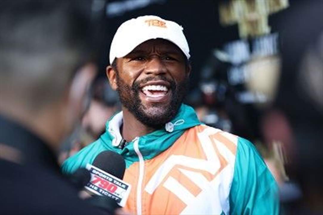 بالفيديو - مايويذر الغريب الأطوار إلى واجهة الأخبار