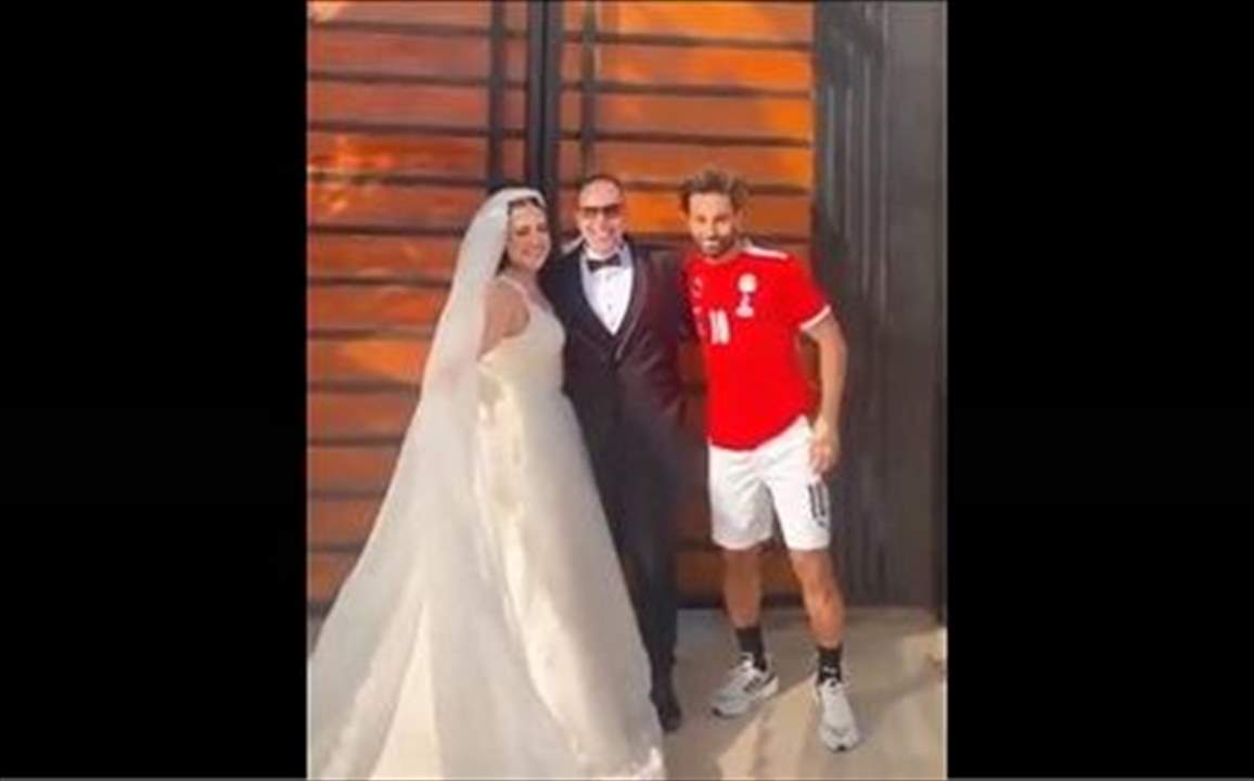 بالفيديو - محمد صلاح يفاجيء عروسين "مقتحماً" زفافهما