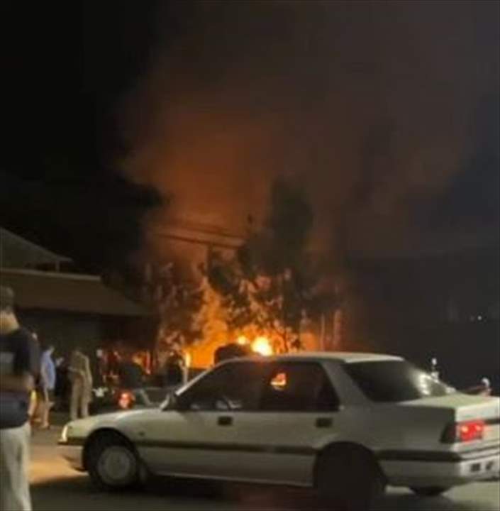 إحتراق مولدين كهربائيين وخزان للمازوت بجانب محطة محروقات في صيدا