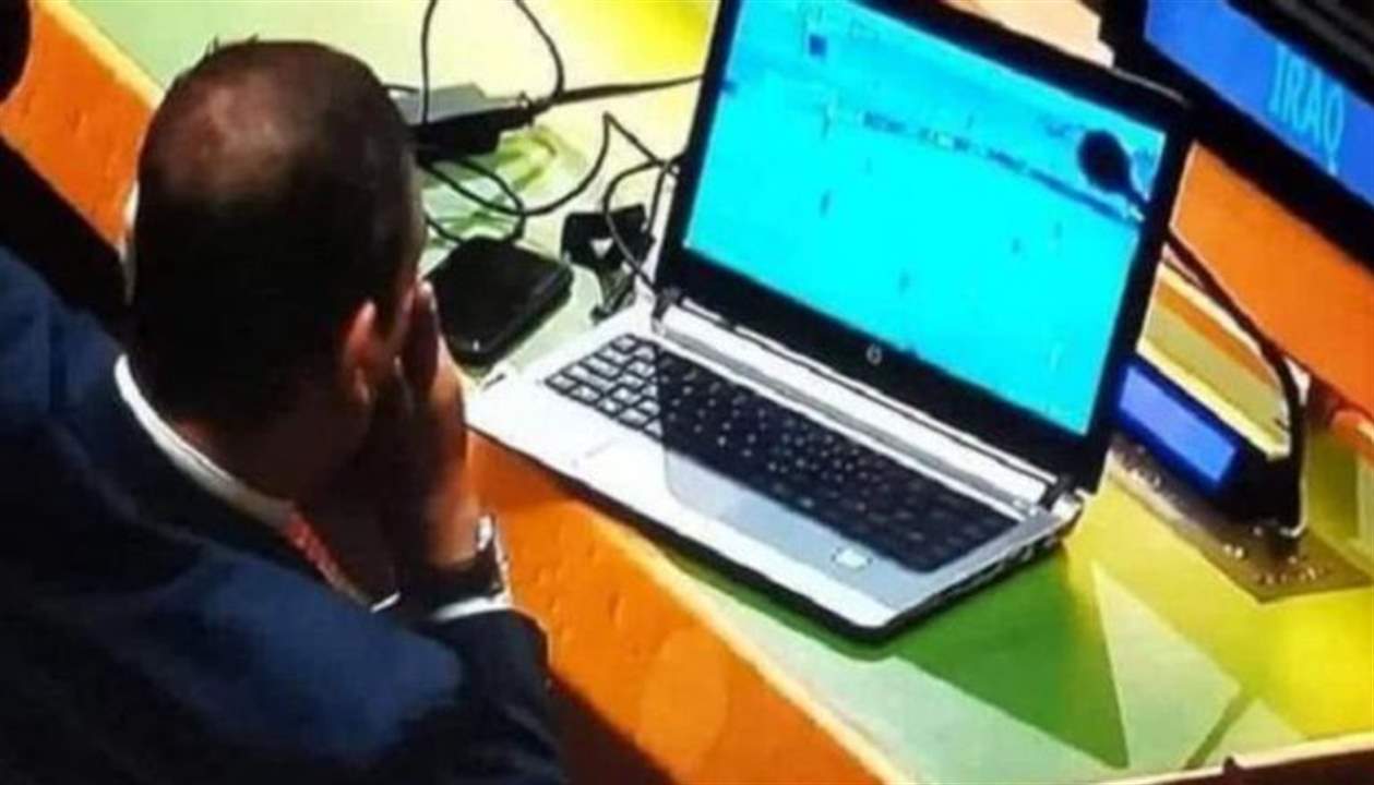   صورة لأحد مرافقي الكاظمي في الأمم المتحدة وهو يتابع مباراة كرة قدم تُثير الجدل .. والخارجية العراقية تتدخل