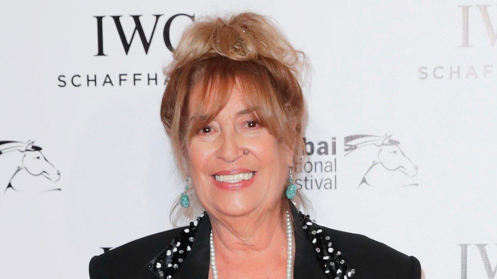 بالفيديو - منى واصف تحرج زينة مكي بردة فعلها بعد رؤية عدد الوشوم على يدها 