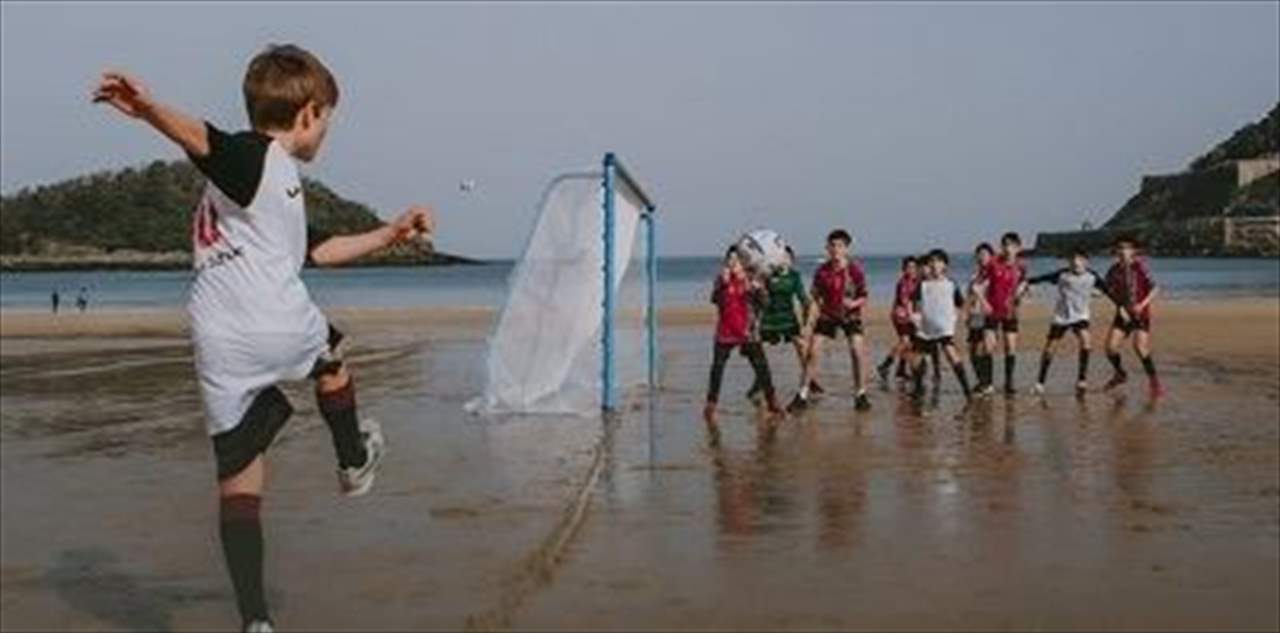 نادٍ إسباني يستخرج شباك الصيد المهجورة من أعماق البحر والسبب ..