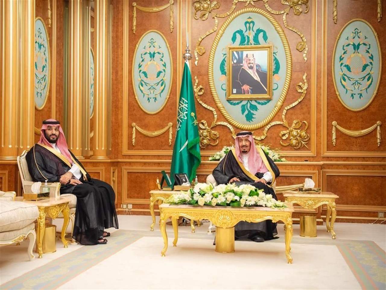  بالفيديو ـ  وزراء يؤدون القسم أمام الملك سلمان بحضور محمد بن سلمان.. ومجلس الوزراء الجديد يعقد جلسته الأولى 