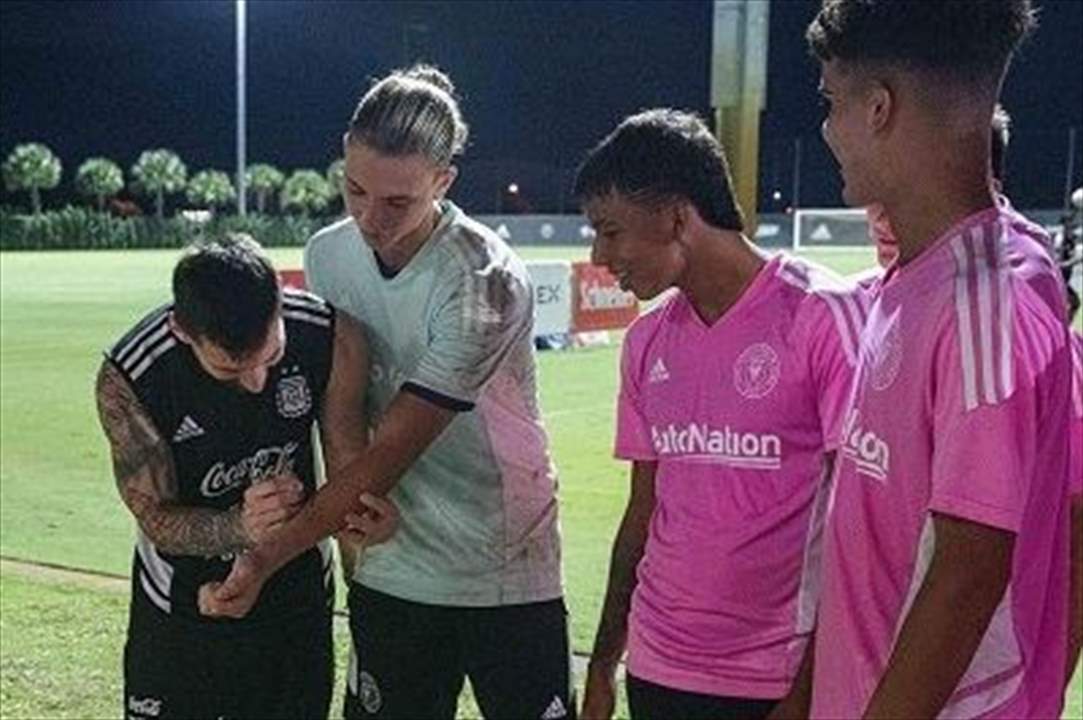 فيديو - وشم توقيع ميسي على ذراعه .. الى للأبد !!