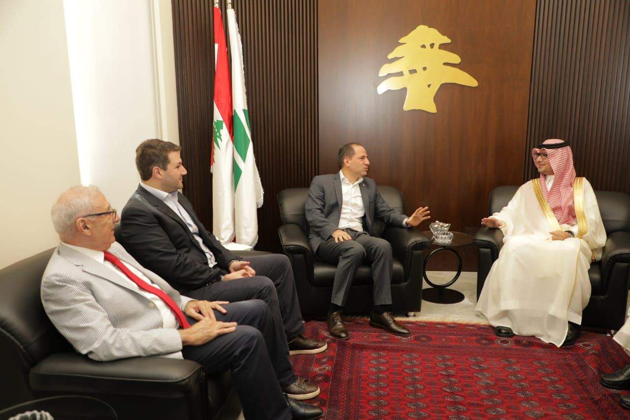     سامي الجميّل يلتقي بخاري: تأكيد على ضرورة استعادة لبنان قراره 