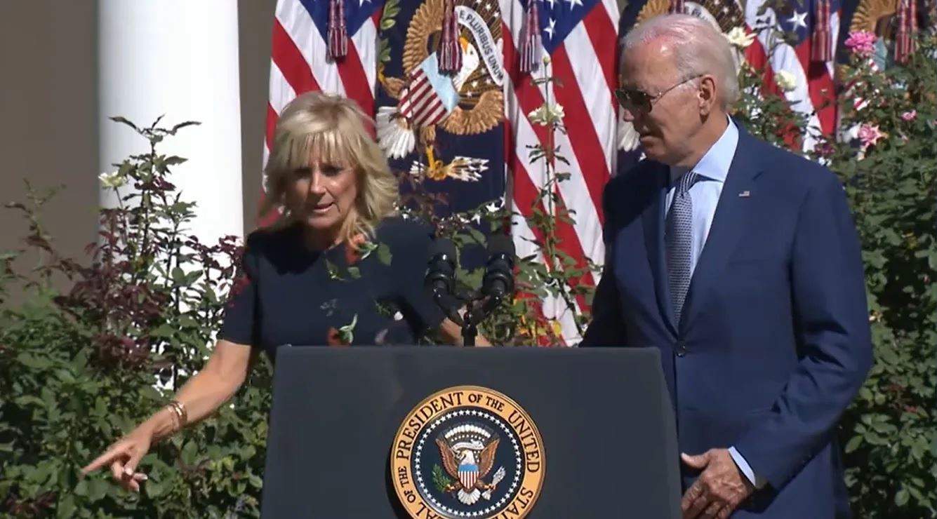 تفاعل على فيديو ردة فعل زوجة بايدن على تصرف من الرئيس الأميركي وصف بـ"التائه" !