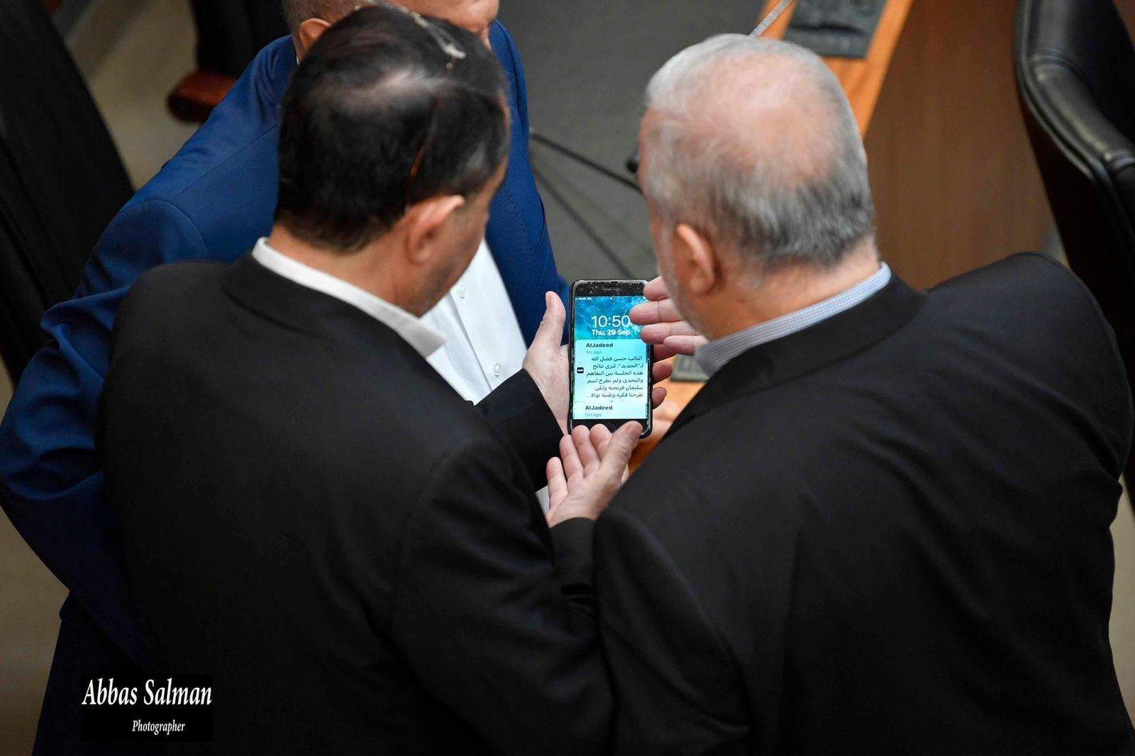 بالصورة - محمد رعد وحسين الحاج حسن يرصدان تصريح حسن فضل الله عبر تطبيق "الجديد"