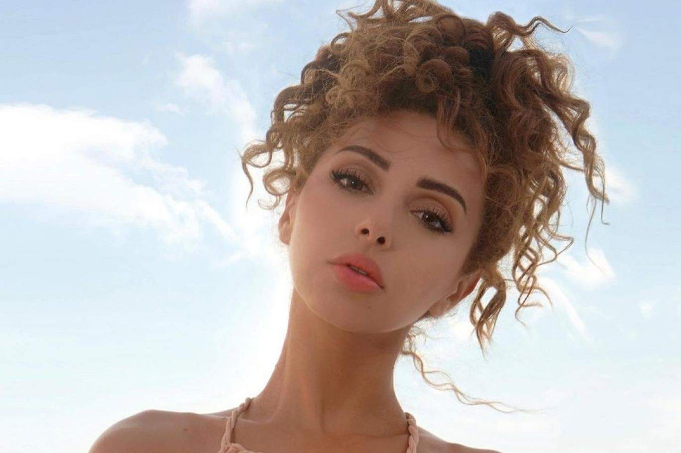 جيهان فارس شقيقة ميريام فارس تلفت الانظار بجمالها وشعرها الأسود الطويل