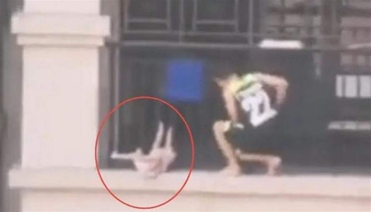    فيديو يحبس الأنفاس .. صيني ينقذ طفلاً قبل السقوط من الطابق السابع !
