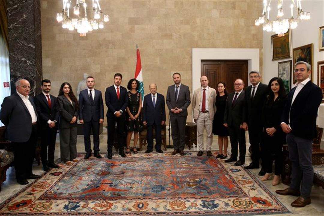 الرئيس عون  مستقبلا وفد المنتدى الأوروبي للنزاهة في لبنان: من يقيّد القضاء قد يكون متضررا من عدالته وهو صاحب نفوذ كي يصل الى تعطيل سلطته وادعو القضاة لكي يواجهوا من يقيّد العدالة في المصرف المركزي وفي تحقيقات إنفجار المرفأ