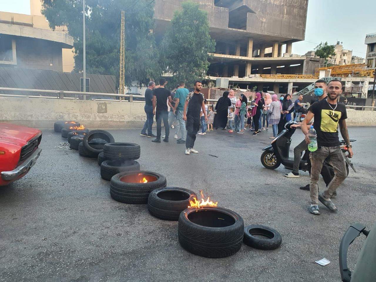 أهالي الموقوفين في حادثة الطيونة قطعوا مساء طريق صيدا القديمة بالإطارات المشتعلة