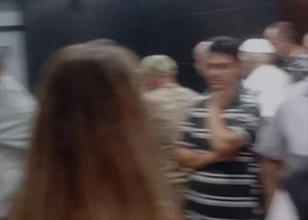 مراسل "الجديد": موظفو شركة كهرباء قاديشا يقتحمون فرع مصرف fnb في طرابلس ونقابة عمال الشركة تعمل مع ادارة الفرع على التهدئة 