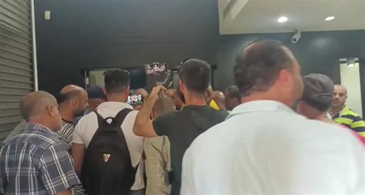 بعد فرض رسوم على رواتبهم من قبل المصرف.. موظفوا شركة كهرباء قاديشا يقتحمون فرع fnb في طرابلس