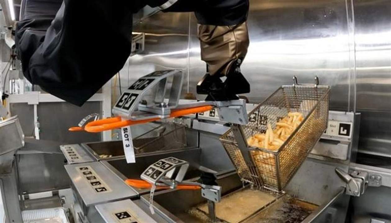 بالفيديو ـ روبوت "فليبي 2" يقلي البطاطس باستخدام الذكاء الاصطناعي