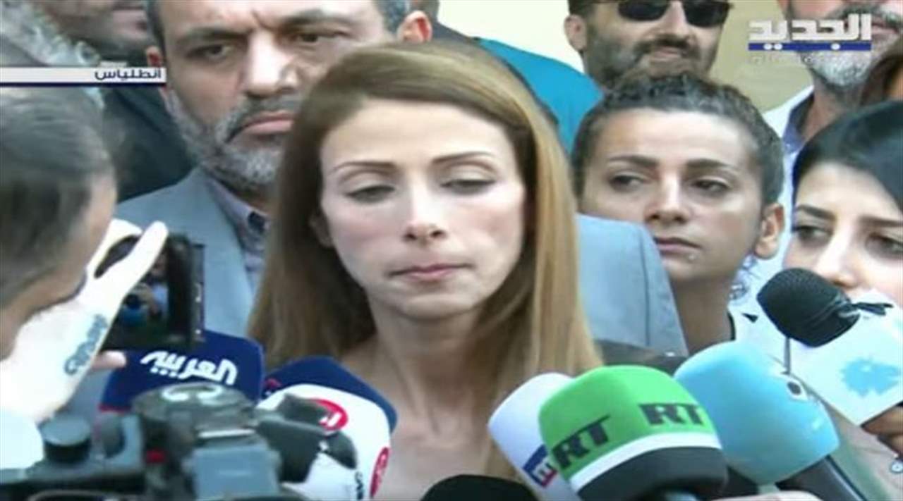 سينتيا زرازير تحصل على مبلغ 8 آلاف دولار من بنك بيبلوس لإجراء عملية جراحية .. وهذا ما قالته بعد خروجها