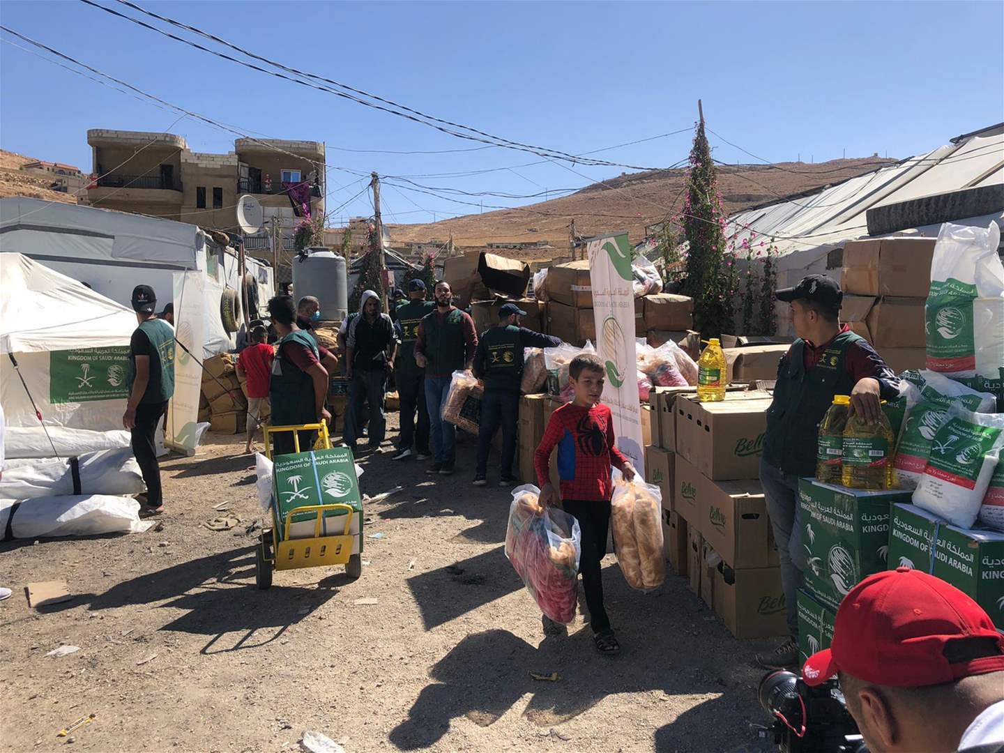 حصص إغاثية مقدمة من مركز الملك سلمان للإغاثة والأعمال الإنسانية لمخيم الوفاء لعماني في عرسال
