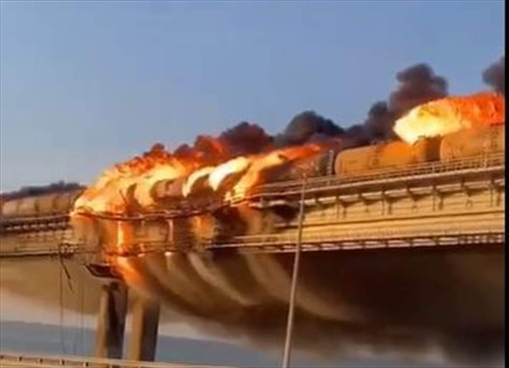 تفجير عند جسر القرم.. مستشار زيلينسكي يصفه "بالبداية" وموسكو تعتبره "إعلان حرب"