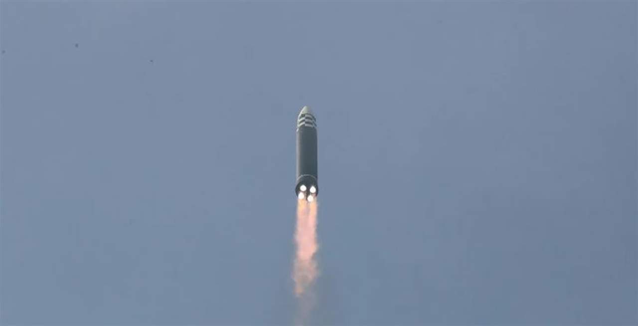 كوريا الشمالية تطلق صاروخين بالستيين