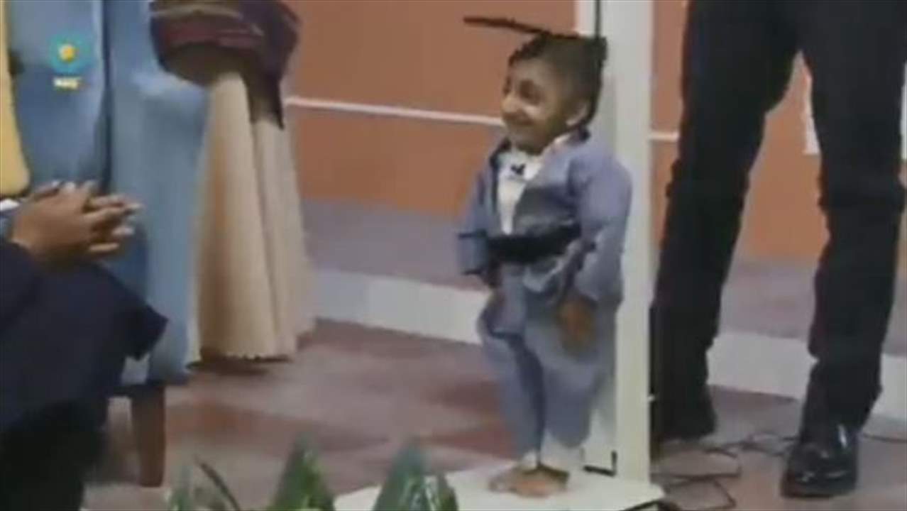 بالفيديو ـ شاب إيراني يُسجل رقماً قياسياً جديداً لأقصر رجل في العالم !